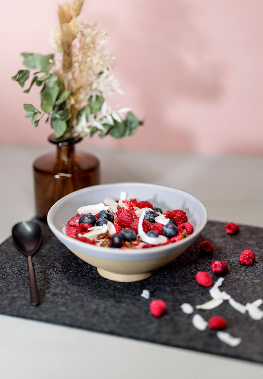 Einfache Açaí-Skyr Frühstücksbowl
