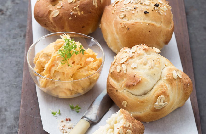 salzige-almsemmeln-mit-herzhaftem-brotzeitquark