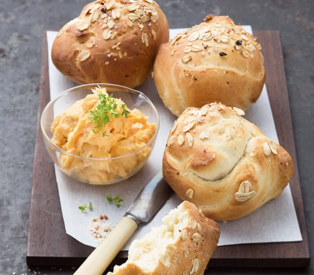 salzige-almsemmeln-mit-herzhaftem-brotzeitquark