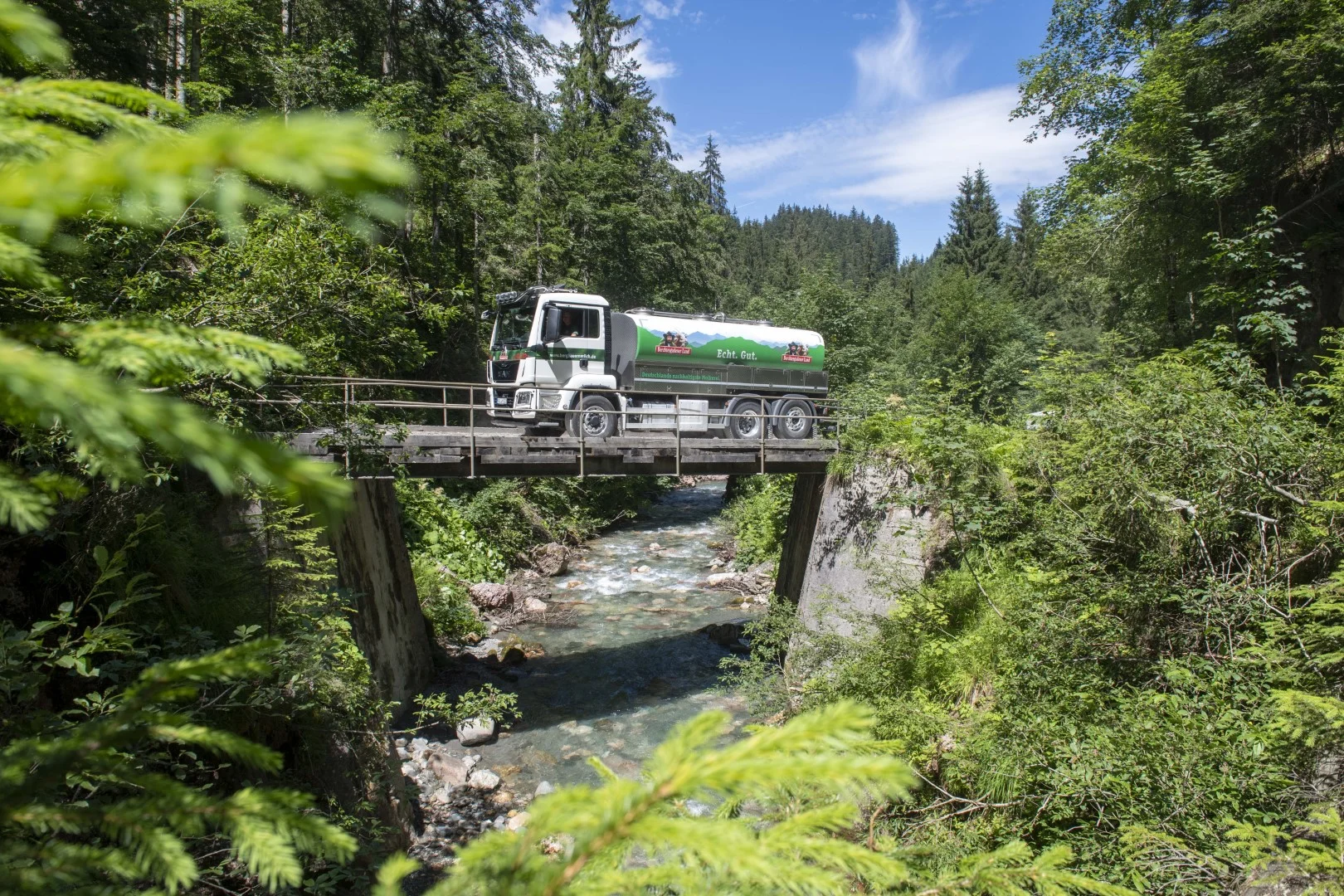 Der Almtruck der Molkerei Berchtesgadener Land im Gelände.