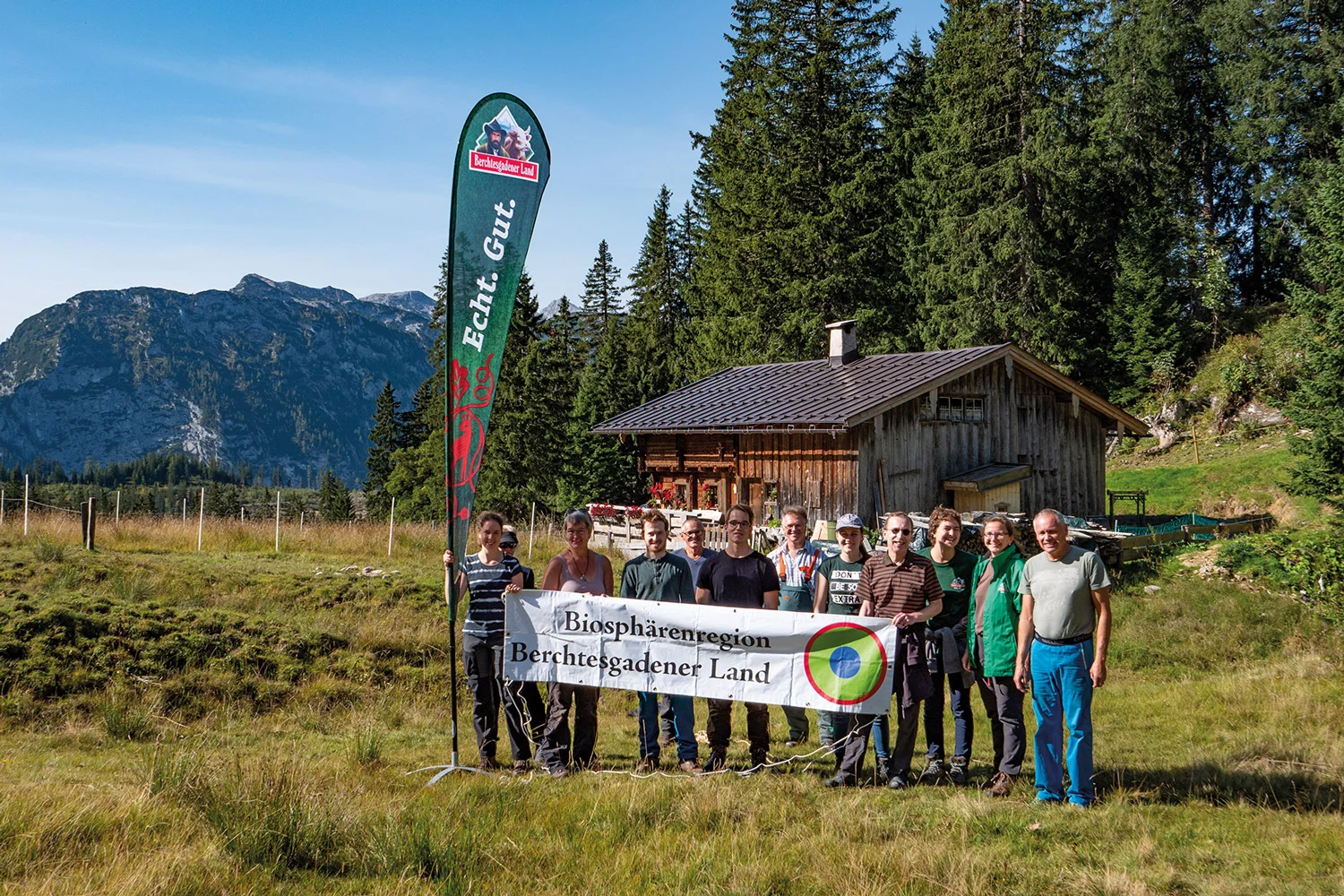 Tatkräftige Helfer unterstützen Almbauern 