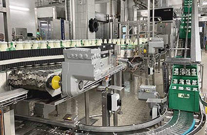 7_MolkereiBGL_Schlagrahm_Flaschen_Edelstahl-Transportbänder_web