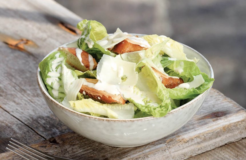bayrisch-vegetarischer-caesars-salat-mit-rahm-und-brezen