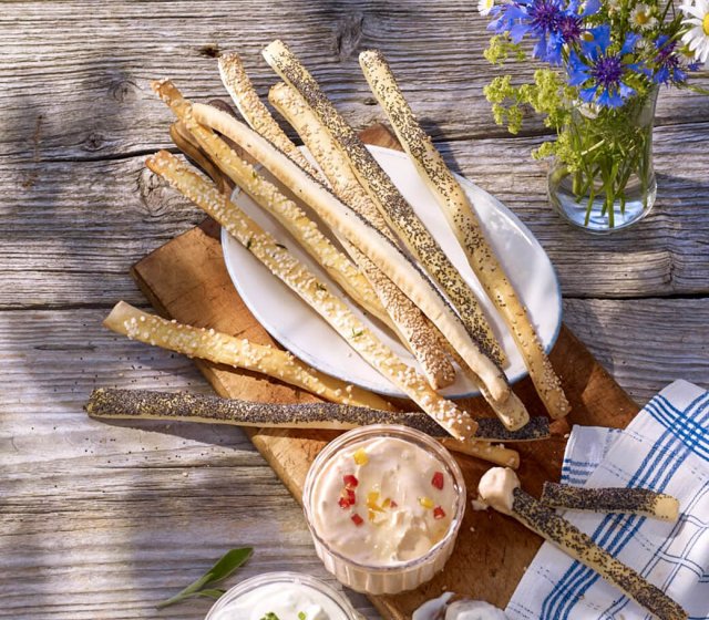 grissini-sticks-mit-kraeuterquark-dip