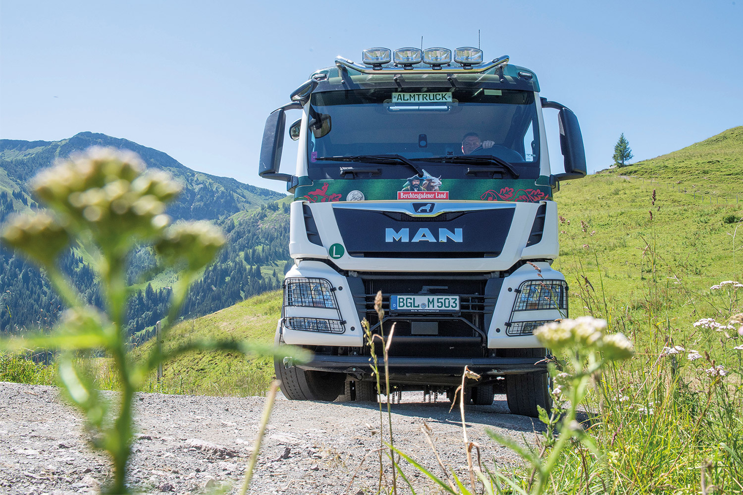 Milchabholung auf und von Almen - eine Herausfoderung für Mensch und Maschine Berchtesgadener Land „Almtruck“ ab sofort im Einsatz