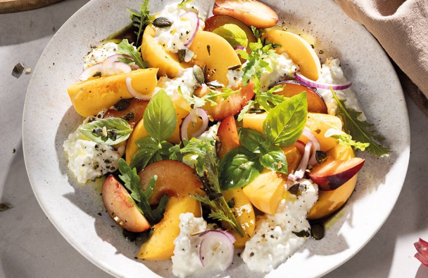koerniger-frischkaese-pfirsich-pflaumen-salat