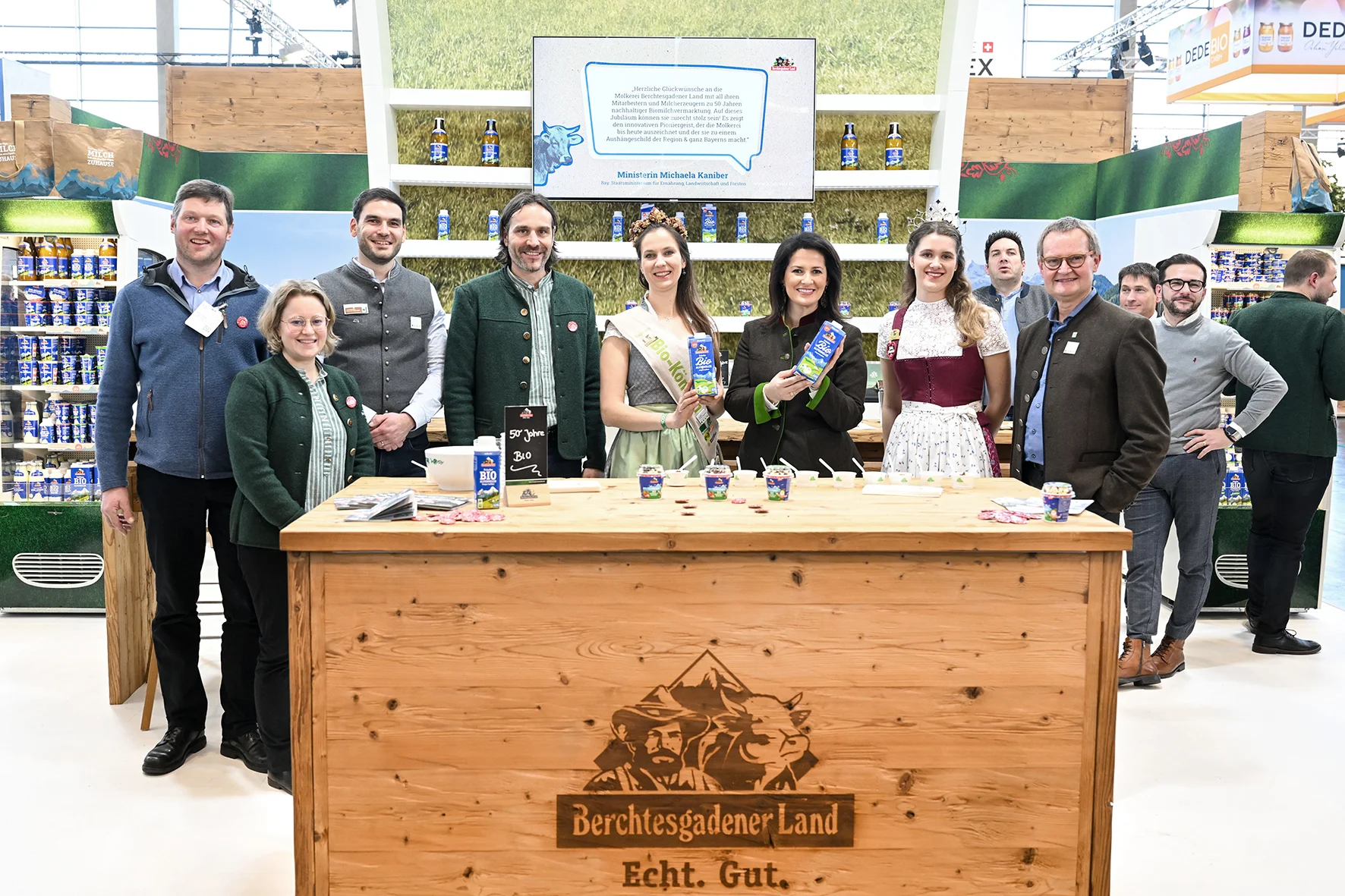Gratulationen am Messestand und VW Käfer als Selfie-Spot