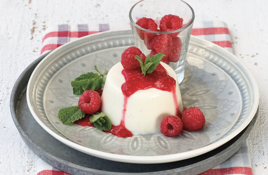 leichte-panna-cotta-vanille-himbeeren