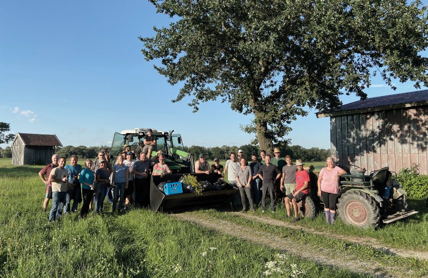 1_MolkereiBGL_Kreuzkrautstechen_Gruppenbild