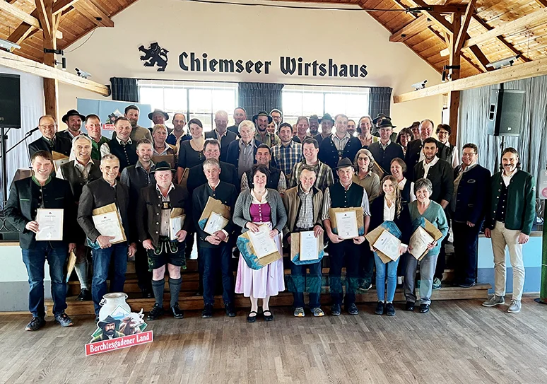 Molkerei Berchtesgadener Land ehrt ihre 50 besten Mitgliedsbetriebeng der Pidinger Feuerwehr übt mit „Höhenrettern“ der Molkerei Berchtesgadener Land 