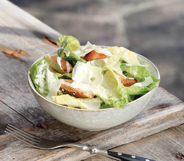 bayrisch-vegetarischer-caesars-salat-mit-rahm-und-brezen