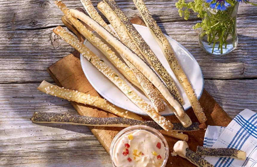 grissini-sticks-mit-kraeuterquark-dip