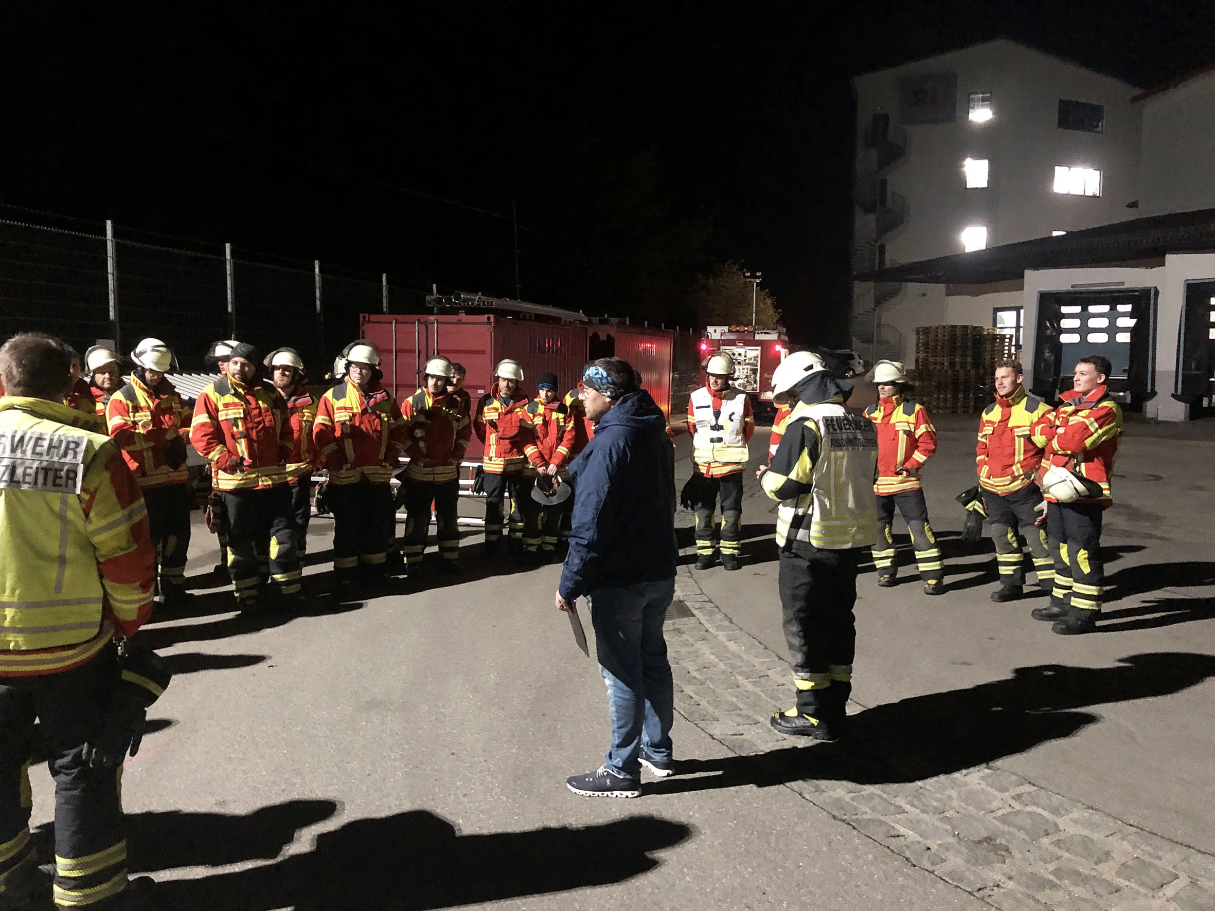 Nach der Großübung am Gelände der Molkerei Berchtesgadener Land bespricht die Feuerwehr Piding den Einsatz.