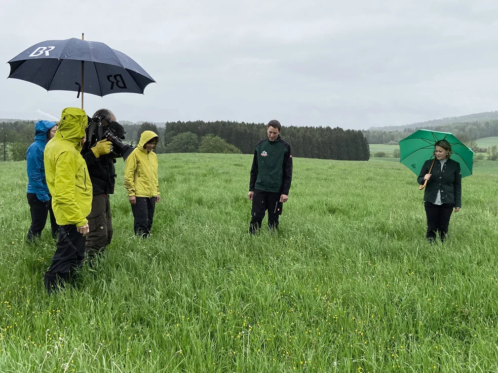 Voller Einsatz für den Erhalt der Artenvielfalt von der Molkerei über die Landwirte bis hin zur Schule