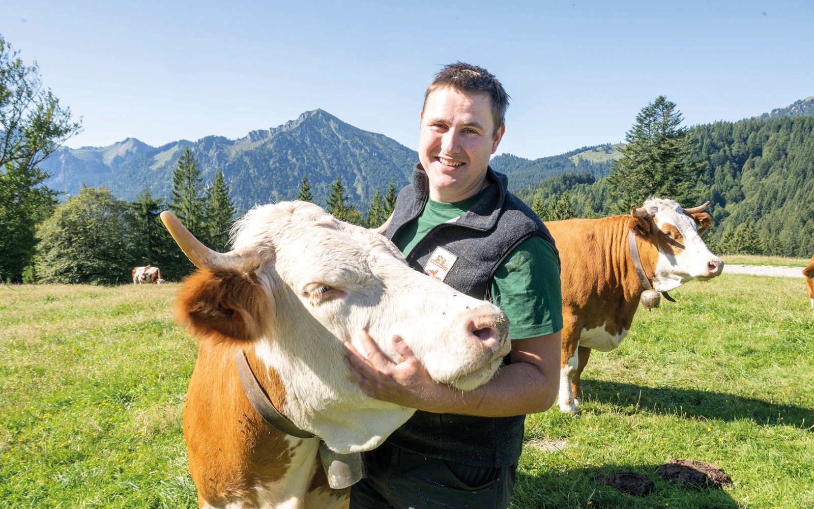Landwirt Höß mit seinem Fleckvieh
