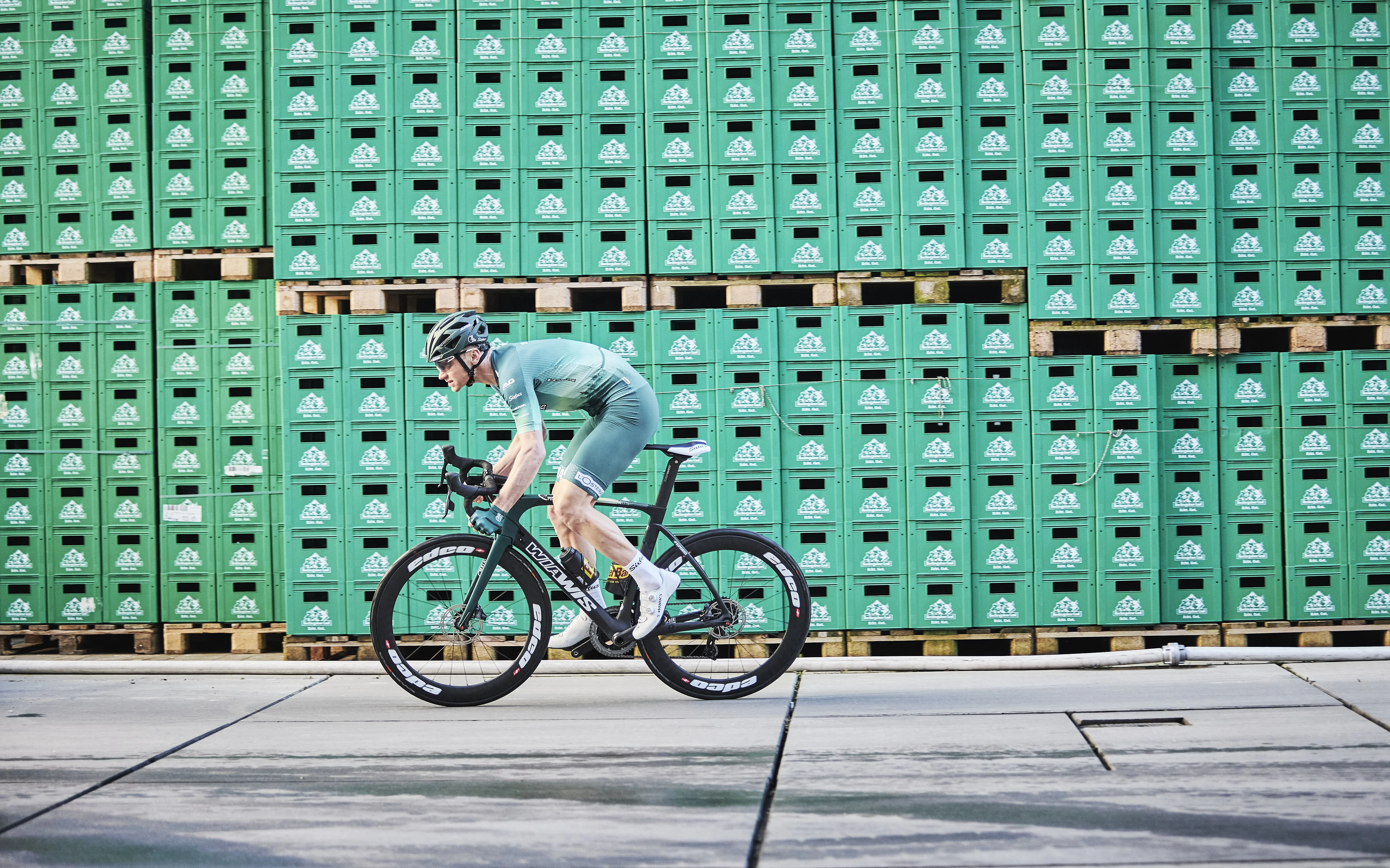 Pushbiker auf dem Rad, im Hintergrund Trays von Berchtesgadener Land.