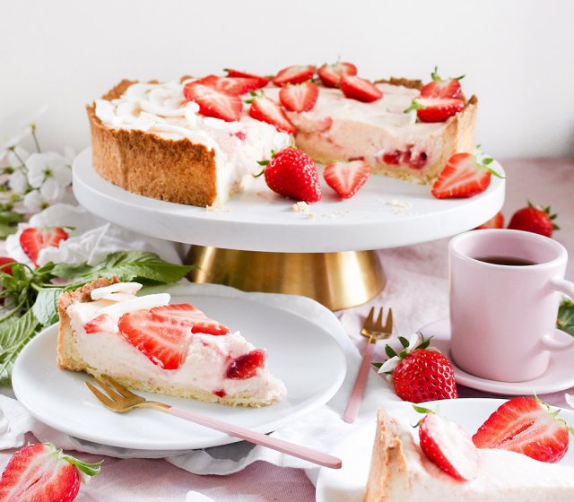 cremiger-kokos-kefir-kuchen-mit-erdbeeren