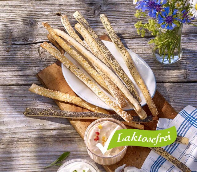grissini-sticks-mit-kraeuterquark-dip-laktosefrei