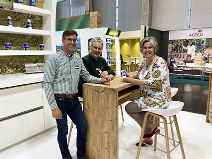 EU-Abgeordnete und bayerische Landwirtschaftsministerin besuchen die Molkerei Berchtesgadener Land am Messestand der Biofach in Nürnberg