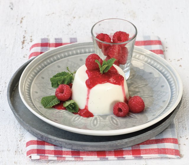 leichte-panna-cotta-vanille-himbeeren