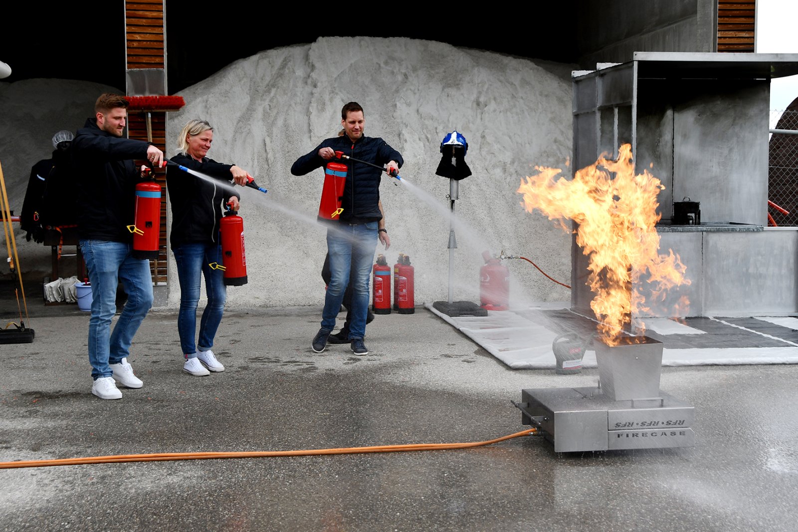 Molkerei organisiert Feuerlöschtraining für Mitarbeitende Molkerei organisiert Feuerlöschtraining für Mitarbeitende