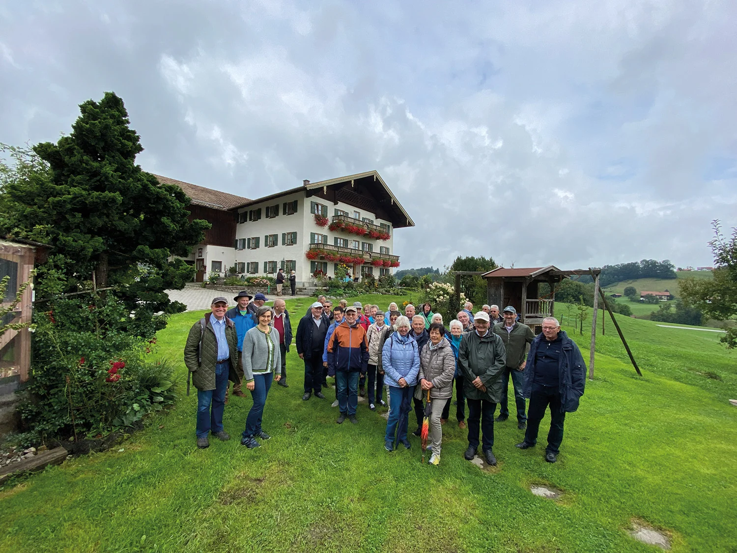 Landwirt:innen aus Viersen besuchen Landwirt der Molkereigenossenschaft Berchtesgadener Land