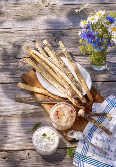 grissini-sticks-mit-kraeuterquark-dip