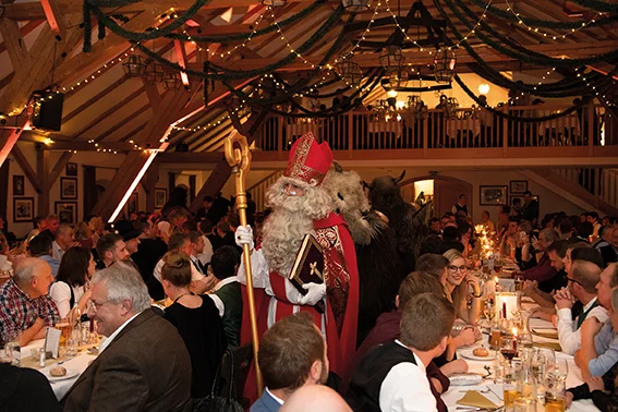 Überraschender Besuch kam zur Betriebs- und Weihnachtsfeier der Molkerei Berchtesgadener Land in den Poststall nach Teisendorf: Der heilige Sankt Nikolaus samt wilden behornten Gesellen las aus seinem goldenen Buch manch kuriose Begebenheit aus dem Mollkereialltag und las dem einen oder anderen auch richtig die Leviten!   