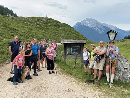 Bauernverband, Politik und Molkerei wandern mit Einheimischen und Gästen zur Mordau  