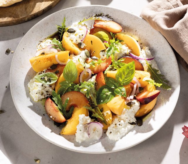 koerniger-frischkaese-pfirsich-pflaumen-salat