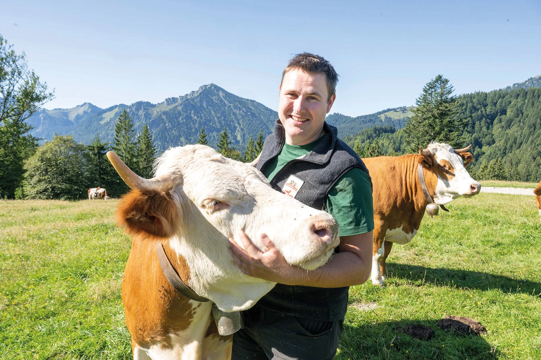 Landwirt Höß mit seinem Fleckvieh